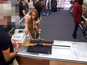 Une Latina fait de l'argent en se baisant la chatte dans un prêteur