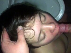 Femme amateur boit de la pisse de la bite pt.2