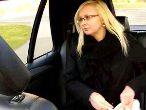 Une blonde à gros seins lèche et baise dans un faketaxi. Une blonde