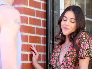 PASSION-HD Surprise dans le jardin avec la petite Arielle Faye
