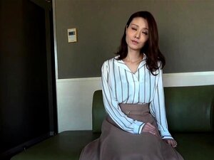 Une écolière asiatique sauvage en uniforme nourrit sa faim de bite