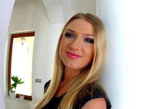 La salope anale blonde populaire Lucy Heart se fait percer le cul et
