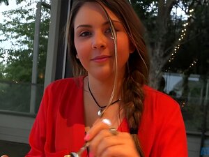 Cali reçoit une creampie après le petit-déjeuner
