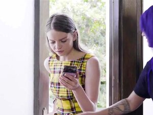 Une petite nana et son demi-frère veulent attirer l'attention de