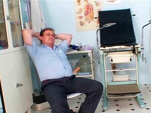 La mature Jindra gyno passe un vieil examen de chatte