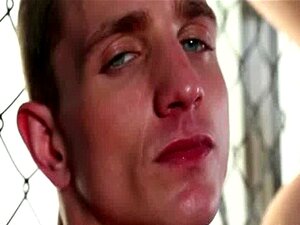 Un mec buff se masturbe