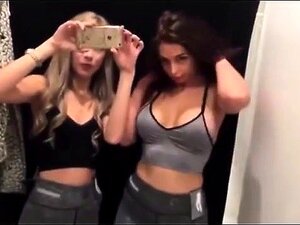 Deux belles blondes se font plaisir en vidéo dans la cabine
