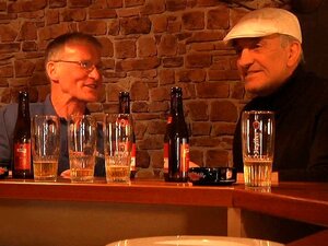 Une nouvelle serveuse au travail baise avec deux buveurs, des hommes