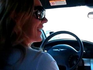 Maman lesbienne parle de sexe à une mignonne blonde. Une bombe