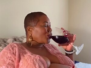 Regardez une belle africaine en lingerie sexy se satisfaire dans cette