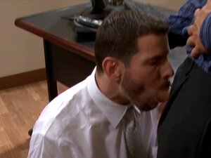 Des gays tatoués baisent au bureau