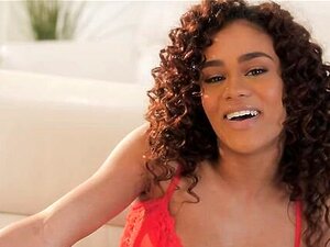 Scarlit Scandal est une nana ébène féroce du début à la fin !