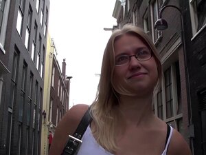 Une pute européenne blonde amateur chevauche une bite dans une