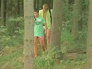 Twinks baisent dans les bois BB