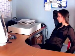 Brune se masturbe en bas transparents et talons