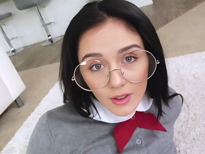 ma demi-soeur sexy me donne sa chatte poilue. ma demi-soeur sexy me