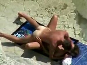 Épisode de baise de plage plus ancien d'un couple capturé sur une