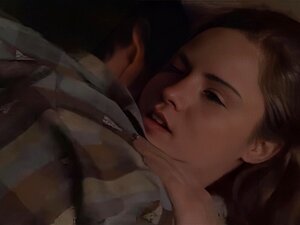 Jennifer Jason Leigh seins