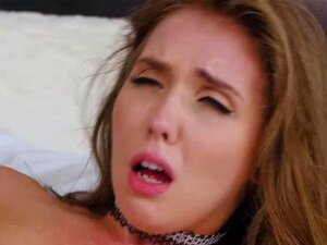 La copine chaude Lena Paul adore la grosse bite noire. La copine brune