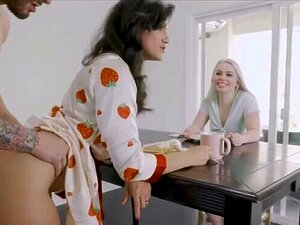 La belle-mère MILF et sa cousine utilisent gratuitement des jouets de