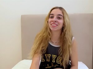 la timide espagnole de 18 ans Irina Love fait l'expérience de son