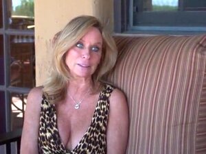 Une femme mûre et fraîche ayant des rapports sexuels passionnés