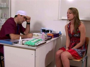 Un vieux gynécologue en chaleur et son spéculum