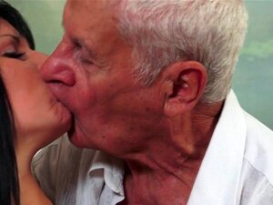 Une eurobabe classe baise un vieux. Une eurobabe classe baise et