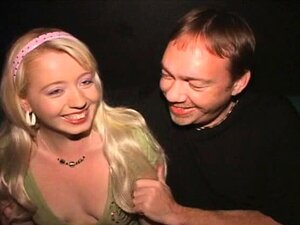 Une salope blonde aux gros nichons baise dans un théâtre porno