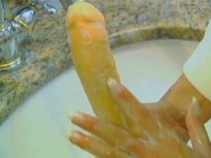 Milf à gros seins baisée sous la douche
