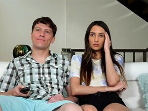 Le demi-frère et la demi-sœur se battent pour une télécommande à