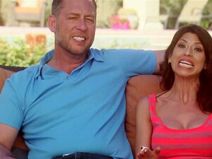 Des couples chauds se réunissent pour faire la fête au club de nuit