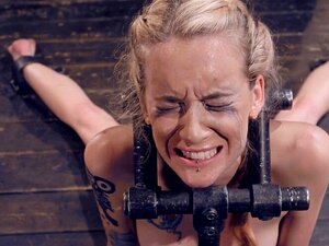 Une nana se fait fouetter dans des engins diaboliques. L'esclave