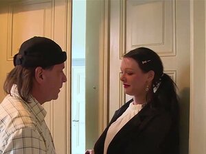 MMV FILMS inspecte la ferme, cette MILF chaude inspecte le chantier.