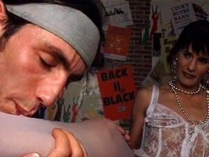 Salope mature chaude et excitée se mouille