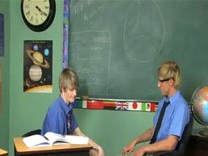 Modèles masculins Il démontre en claquant la lance de son professeur