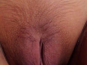 Gros chibre donnant du plaisir à une nana sexy. En branlant ses
