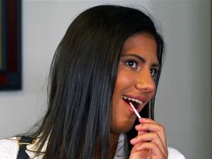 Une beauté ethnique mignonne se fait baiser dans le bureau de son